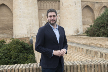 El candidato a la Presidencia de Aragón, Alejandro Nolasco, junto al Palacio de La Aljafería, sede de las Cortes de Aragón.
