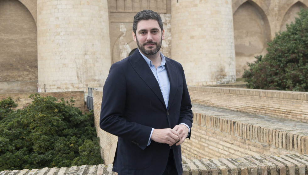 El candidato a la Presidencia de Aragón, Alejandro Nolasco, junto al Palacio de La Aljafería, sede de las Cortes de Aragón.