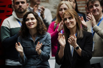 La presidenta de la Comunidad de Madrid y del Partido Popular de Madrid, Isabel Díaz Ayuso (i), acompañada de la alcaldesa de San Lorenzo de El Escorial, Carlota López (i), durante la clausura de l