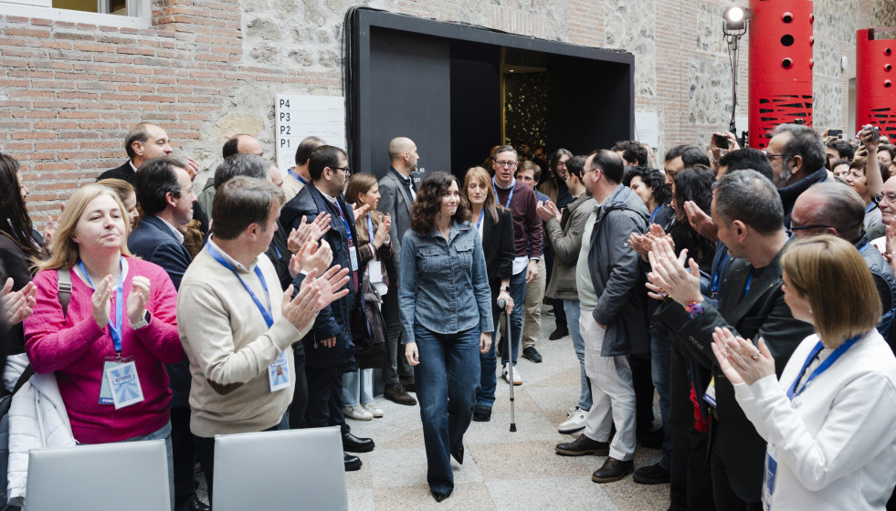 La presidenta de la Comunidad de Madrid y del Partido Popular de Madrid, Isabel Díaz Ayuso (C), durante la clausura de la segunda sesión de la II Intermunicipal del PP de Madrid, en el Hotel Eurofor