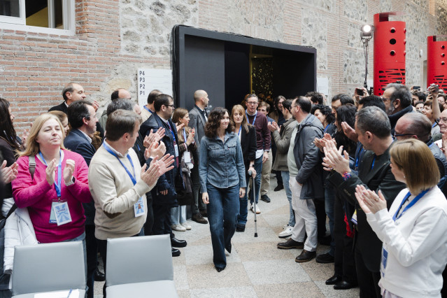 La presidenta de la Comunidad de Madrid y del Partido Popular de Madrid, Isabel Díaz Ayuso (C), durante la clausura de la segunda sesión de la II Intermunicipal del PP de Madrid, en el Hotel Euroforum Palacio de Los Infantes