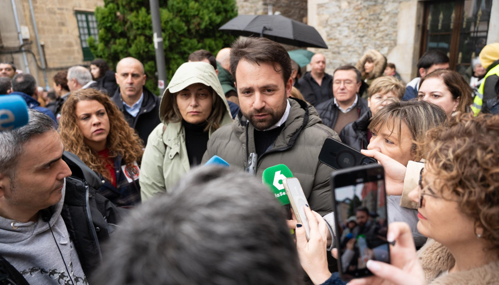 El presidente del PP, Álvaro Queipo, atiende a los medios en Navia.