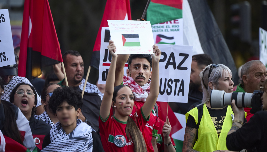 Archivo - Varias personas durante una marcha con motivo de la huelga general convocada en apoyo a Palestina, a 15 de octubre de 2025, en Madrid (España).