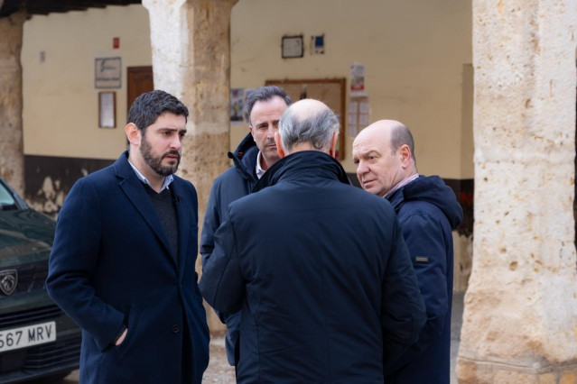 El candidato de Vox a la presidencia de Aragón, Alejandro Nolasco, con otros miembros de este partido en Daroca.