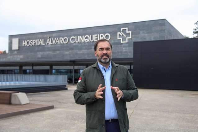 El portavoz del PP en el Parlamento, Alberto Pazos, delante del Álvaro Cunqueiro, a 1 de febrero de 2026.