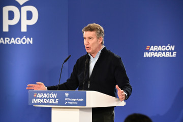 El presidente del PP, Alberto Nuñez Feijóo, durante una comida mitin en Calatayud junto con el presidente del Gobierno de Aragón, Jorge Azcón.
