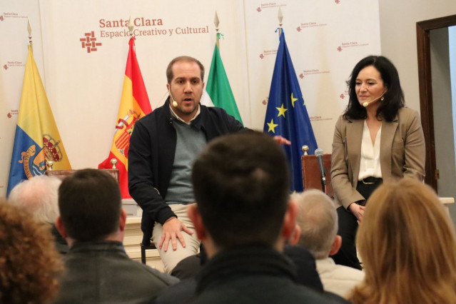 La secretaria general del PSOE de Córdoba, Rafi Crespín, junto al secretario general del PSOE de Palma del Río, Carlos Muñoz.