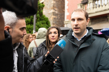 El diputado de Foro, Adrián Pumares, en la manifestación contra el ERE de ENCE en Navia.