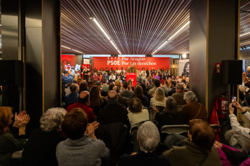 El secretario general del PSOE y presidente del Gobierno de España, Pedro Sánchez (i), durante un mitin de campaña electoral, en Teruel, Aragón (España).