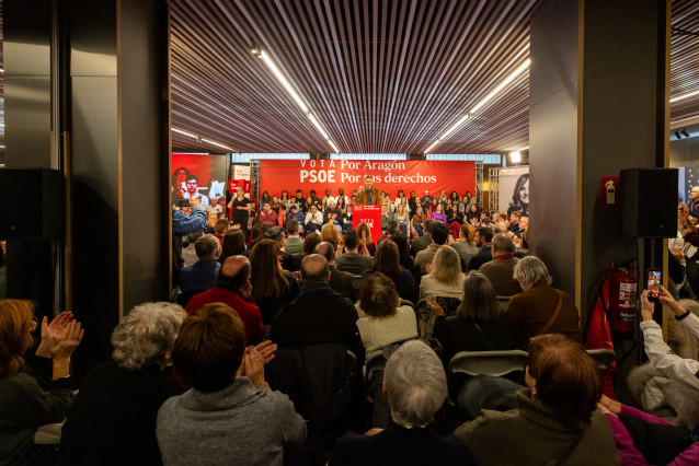 El secretario general del PSOE y presidente del Gobierno de España, Pedro Sánchez (i), durante un mitin de campaña electoral, en Teruel, Aragón (España).