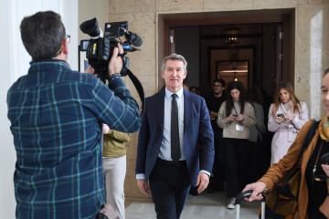 El presidente del Partido Popular, Alberto Núñez Feijóo, a su salida del congreso para declarar ante la jueza de la dana por videoconferencia, a 9 de enero de 2026, en Madrid (España). Feijóo dec