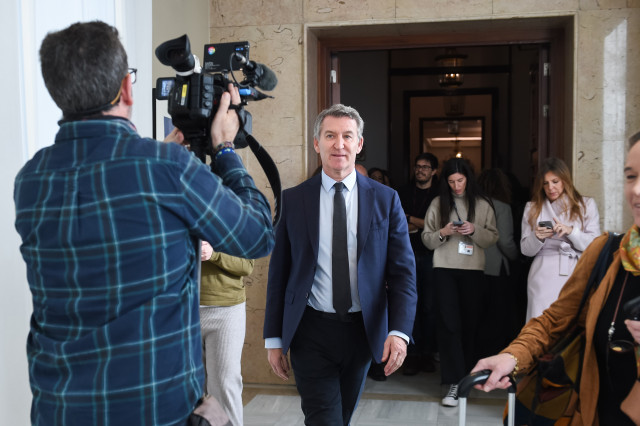 El presidente del Partido Popular, Alberto Núñez Feijóo, a su salida del congreso para declarar ante la jueza de la dana por videoconferencia, a 9 de enero de 2026, en Madrid (España). Feijóo declara por videoconferencia desde su despacho oficial en el co