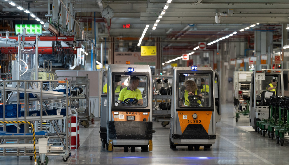Archivo - Empleados conducen carretillas elevadoras en la fábrica de Seat en Martorell, a 27 de junio de 2024, en Martorell, Barcelona, Catalunya (España). El motivo de la visita es observar el inic