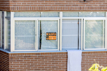 Archivo - Un cartel anunciando una vivienda en alquiler