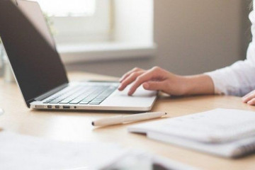 Archivo - Una trabajadora utilizando un ordenador