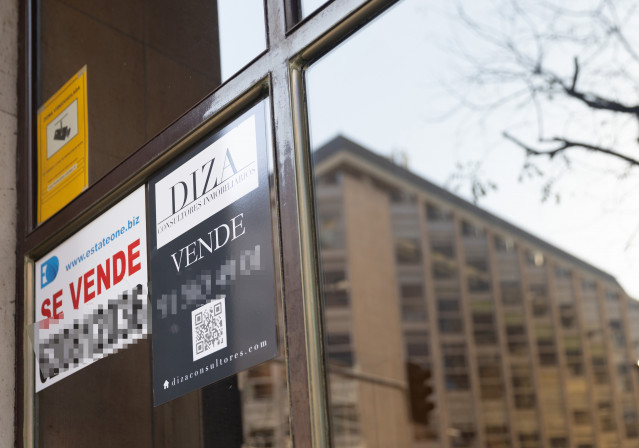 Archivo - Un cartel de 'Se vende' pegado en un portal.