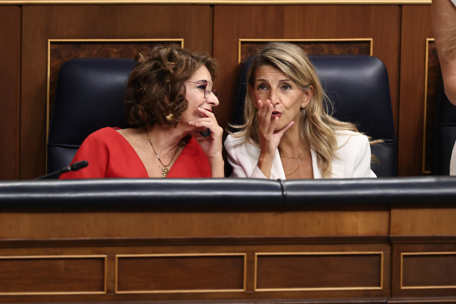 Archivo - La vicepresidenta primera y ministra de Hacienda, María Jesús Montero (i), y la vicepresidenta segunda y ministra de Trabajo y Economía Social, Yolanda Díaz.