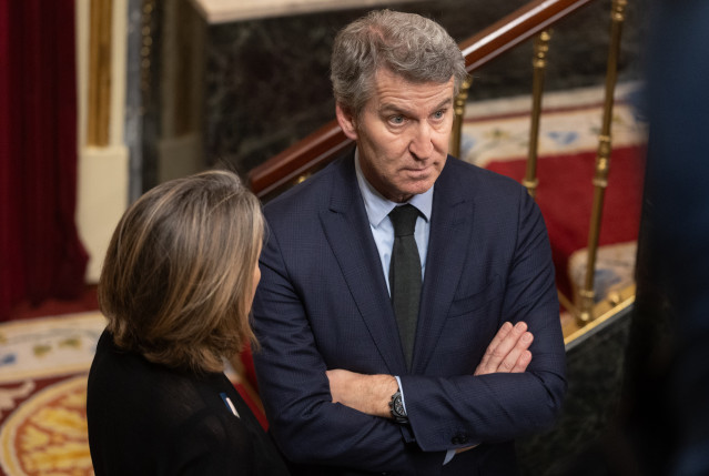 La diputada del PP, Cuca Gamarra y el presidente del PP, Alberto Núñez Feijóo, durante una sesión plenaria extraordinaria en el Congreso de los Diputados, a 27 de enero de 2026, en Madrid (España).