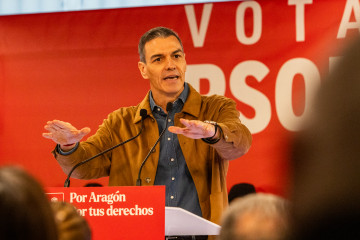 El secretario general del PSOE y presidente del Gobierno de España, Pedro Sánchez (i), durante un mitin de campaña electoral, en el Hotel Palacio La Marquesa, a 1 de febrero de 2026, en Teruel, Ara