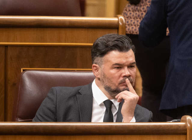 El portavoz de ERC en el Congreso, Gabriel Rufián, durante una sesión plenaria extraordinaria, en el Congreso de los Diputados, a 15 de enero de 2026, en Madrid (España).