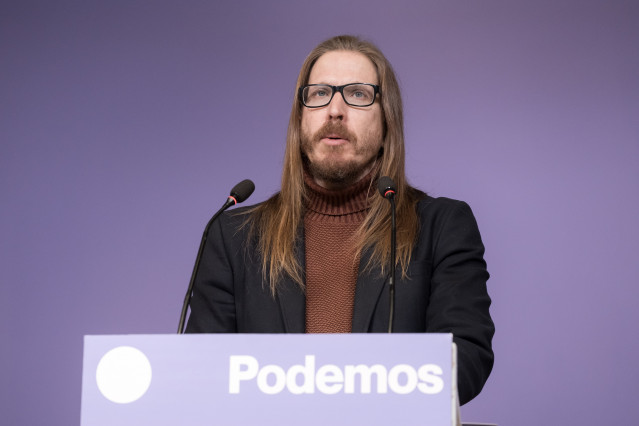 Archivo - El secretario de organización y portavoz de Podemos, Pablo Fernández, ofrece una rueda de prensa en la sede de Podemos, a 22 de diciembre de 2025, en Madrid (España).