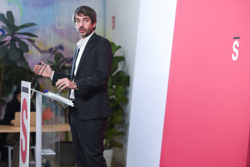 Archivo - El ministro de Cultura, Ernest Urtasun, durante una rueda de prensa, en el Espacio Rastro, a 15 de diciembre de 2025, en Madrid (España).