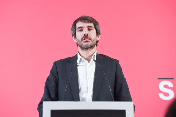 Archivo - El ministro de Cultura, Ernest Urtasun, durante una rueda de prensa, en el Espacio Rastro, a 15 de diciembre de 2025, en Madrid (España).