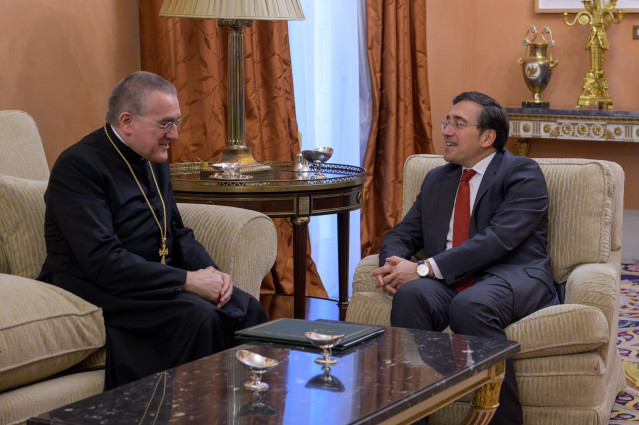 El ministro de Asuntos Exteriores, Unión Europea y Cooperación, José Manuel Albares, se reúne con el nuncio apostólico en España, monseñor Piero Pioppo