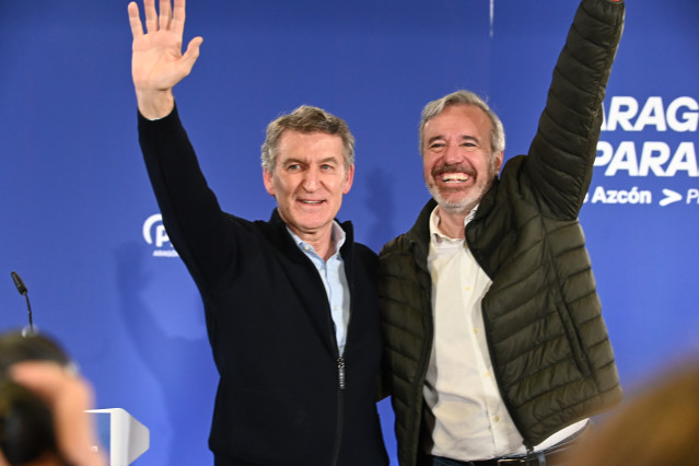 El presidente del PP, Alberto Nuñez Feijóo, y el candidato del PP a la reelección a la Presidencia del Gobierno de Aragón, Jorge Azcón, durante una comida mitin, en el Hotel Valdeherrera, a 1 de febrero de 2026, en Calatayud, Zaragoza, Aragón (España).
