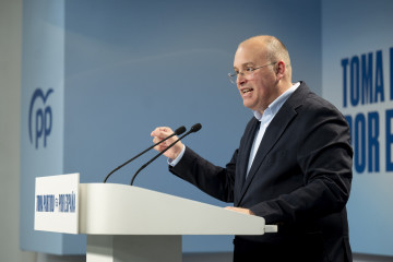 Archivo - El secretario general del PP, Miguel Tellado, ofrece declaraciones a la prensa.