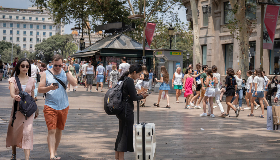 Archivo - Varias personas pasean por Las Ramblas, a 30 de junio de 2023, en Barcelona, Cataluña (España).
