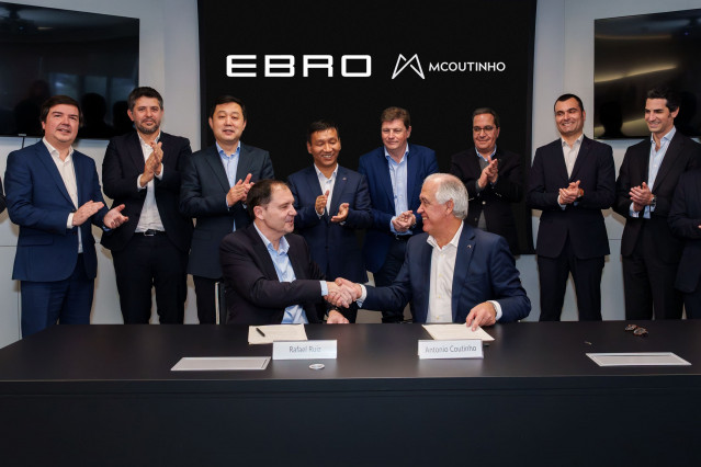 Imagen de la firma del acuerdo entre ambas empresas.