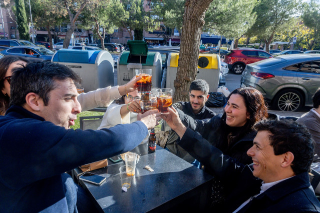 Archivo - Varias personas durante el aperitivo de Nochebuena en el centro de la ciudad