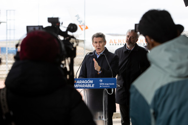 El presidente del Partido Popular, Alberto Núñez Feijóo (i), y el presidente de la Comunidad Autónoma y candidato a la reelección, Jorge Azcón (d), durante una rueda de prensa, en el Aeropuerto de Teruel, a 3 de febrero de 2026, en Teruel, Aragón (España)