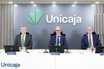 El director financiero de Unicaja, Pablo González; el consejero delegado, Isidro Rubiales; y el director de relaciones con inversores, Jaime Hernández, durante la rueda de prensa para presentar los 