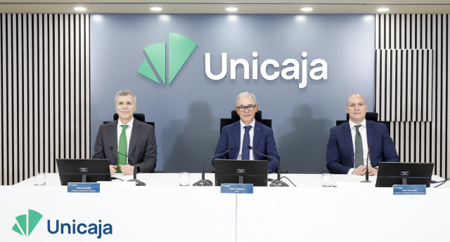 El director financiero de Unicaja, Pablo González; el consejero delegado, Isidro Rubiales; y el director de relaciones con inversores, Jaime Hernández, durante la rueda de prensa para presentar los resultados de 2025 de la entidad, en Madrid.
