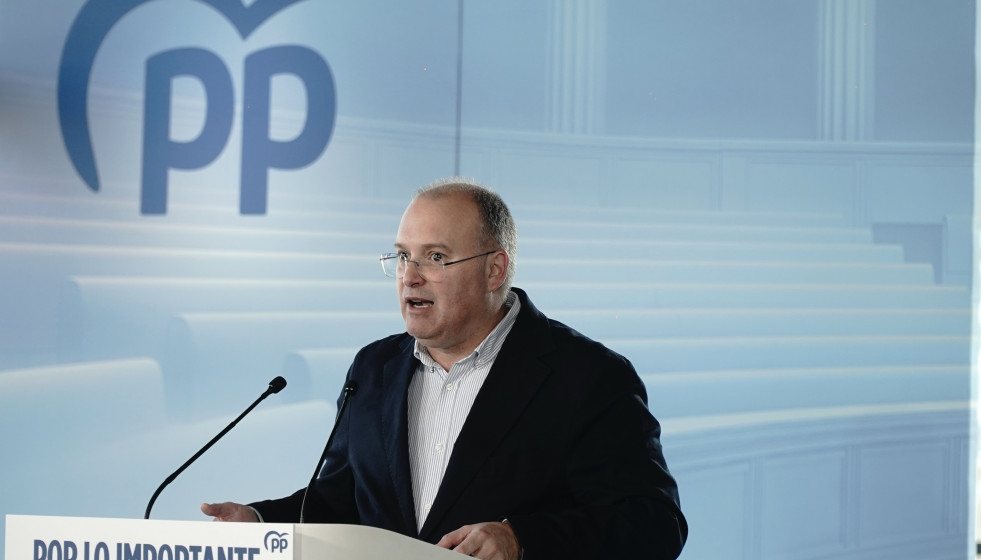 El secretario general del PP, Miguel Tellado, durante la apertura de la 28 Interparlamentaria del PP, en el Palexco, a 10 de enero de 2026, en A Coruña, Galicia (España).