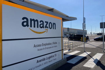 Archivo - Sede Amazon en Illescas, cartel