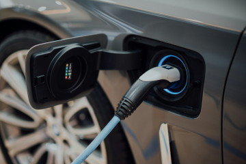 Archivo - El Plan Auto+ ofrecerá hasta 4.500 euros a la compra de vehículos eléctricos, pero fabricados en Europa