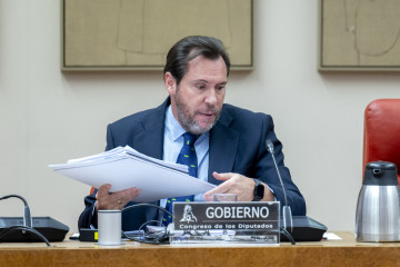 El ministro de Transportes y Movilidad Sostenible, Óscar Puente, comparece ante la Comisión de Transportes y Movilidad Sostenible, en el Congreso de los Diputados, a 3 de febrero de 2026, en Madrid 