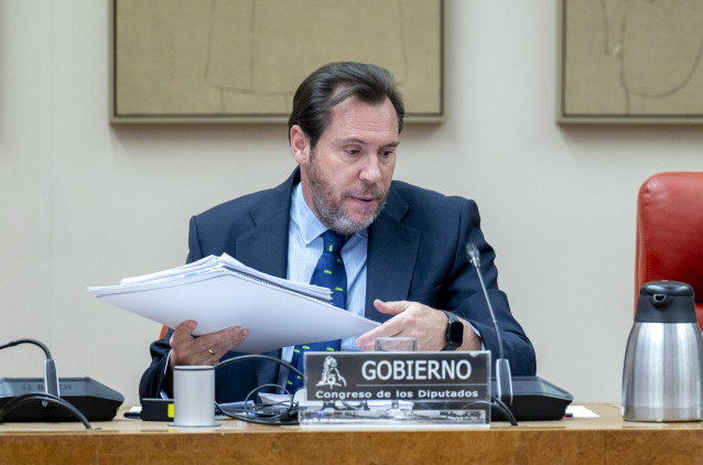 El ministro de Transportes y Movilidad Sostenible, Óscar Puente, comparece ante la Comisión de Transportes y Movilidad Sostenible, en el Congreso de los Diputados, a 3 de febrero de 2026, en Madrid (España).