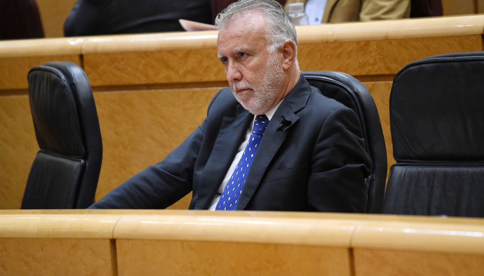 Archivo - El ministro de Política Territorial y Memoria Democrática, Ángel Víctor Torres, durante una sesión de control al Gobierno, en el Senado, a 7 de octubre de 2025, en Madrid (España).
