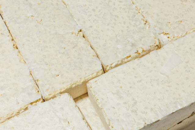 Archivo - Varias pastillas de 'turrón duro' durante una visita guiada por las instalaciones de la fábrica de turrones ‘El Artesano’, a 30 de noviembre de 2021, en Jijona, Alicante, Comunidad Valenciana, (España).