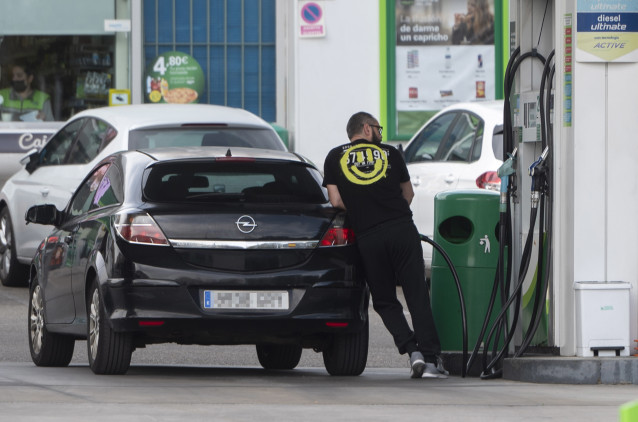 Archivo - Una persona reposta combustible en una gasolinera, a 24 de febrero de 2022, en Madrid (España)