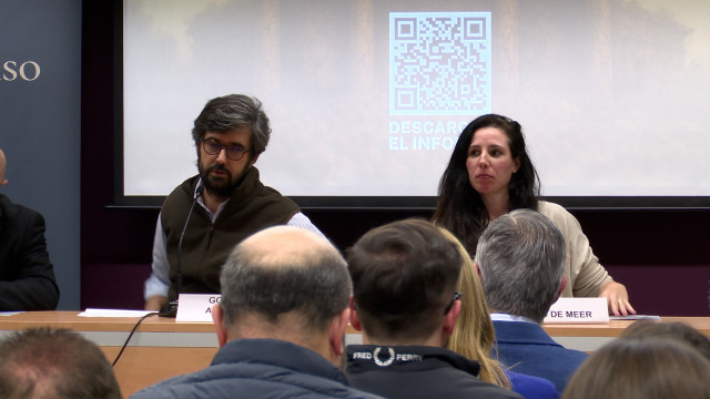 La portavoz nacional de Emergencia Demográfica y Políticas Sociales de VOX, Rocío de Meer, durante la presentación en Valladolid del 'Informe Disenso: La Inmigración y su Impacto Negativo en el Estado de Bienestar'.
