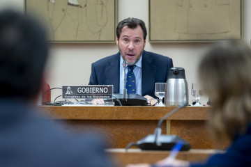 El ministro de Transportes y Movilidad Sostenible, Óscar Puente, comparece ante la Comisión de Transportes y Movilidad Sostenible, en el Congreso de los Diputados, a 3 de febrero de 2026, en Madrid 