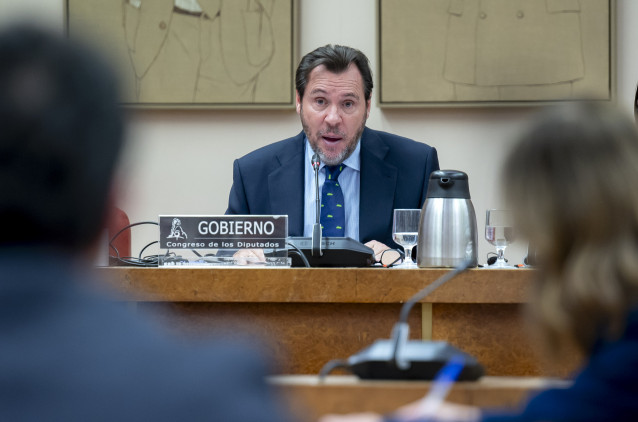 El ministro de Transportes y Movilidad Sostenible, Óscar Puente, comparece ante la Comisión de Transportes y Movilidad Sostenible, en el Congreso de los Diputados, a 3 de febrero de 2026, en Madrid (España).