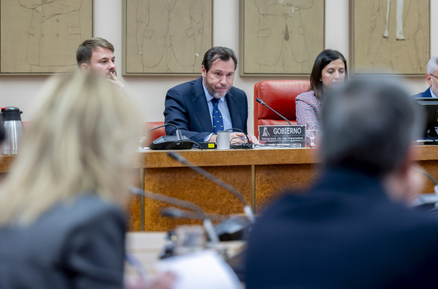 El ministro de Transportes y Movilidad Sostenible, Óscar Puente (c), comparece ante la Comisión de Transportes y Movilidad Sostenible, en el Congreso de los Diputados, a 3 de febrero de 2026