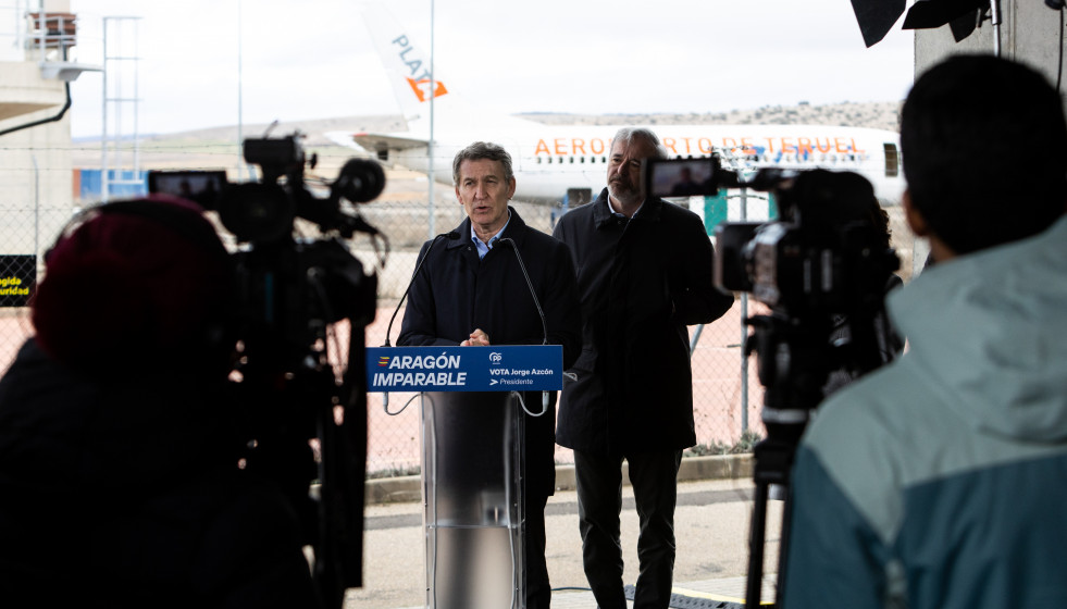 El presidente del Partido Popular, Alberto Núñez Feijóo, y el presidente de la Comunidad Autónoma y candidato a la reelección, Jorge Azcón, durante una rueda de prensa, en el Aeropuerto de Terue