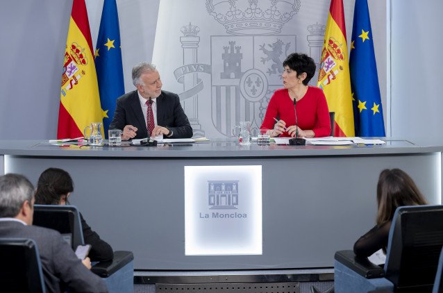 El ministro de Política Territorial y Memoria Democrática, Ángel Víctor Torres, y la ministra de Inclusión Seguridad Social y Migracioneas y portavoz del Gobierno, Elma Saiz, durante una rueda de prensa tras el Consejo de Ministros, a 3 de febrero de 2026